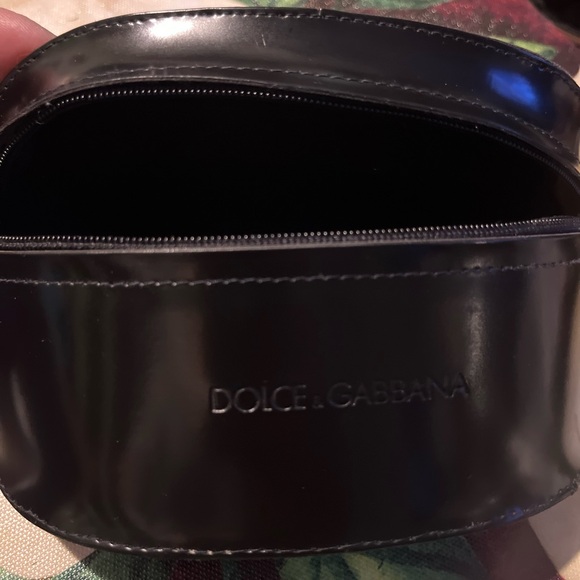 #647-DOLCE & GABBANA Patent leatherEyeglasses case with zipper closure - Picture 1 of 5